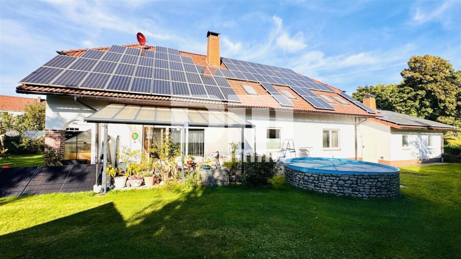 Modernes Ein-/Zweifamilienhaus mit PV Anlage und großer Doppelgarage auf herrlichem Anwesen - Seitenansicht